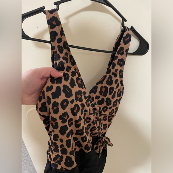 ✨Women’s Pink Lily One Piece Bathing Suit Size L - Picture 4 of 9